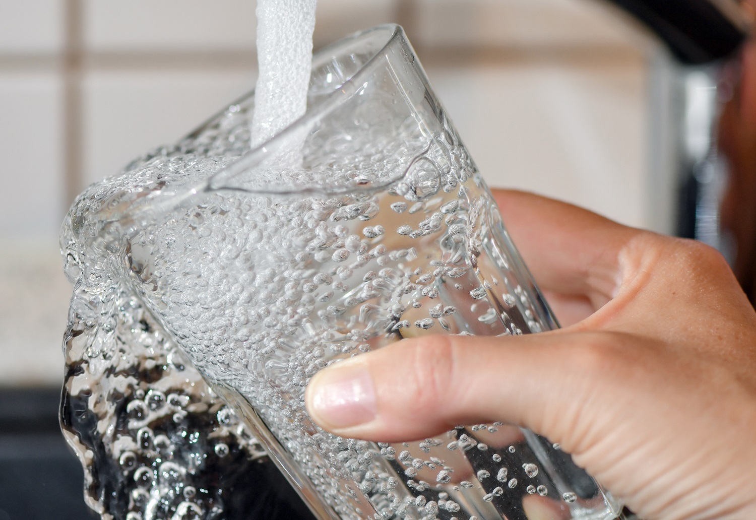 Биохимик рассказала, как в домашних условиях проверить качество воды из-под крана